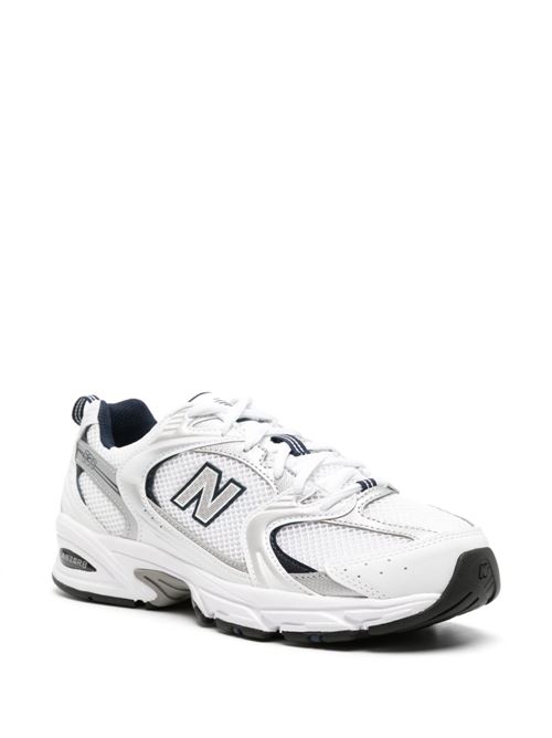 Sneaker bianca di NEW BALANCE caratterizzata da logo laterale a contrasto blu, suola segmentata e lacci. NEW BALANCE | MR530SGWHITEBLUE